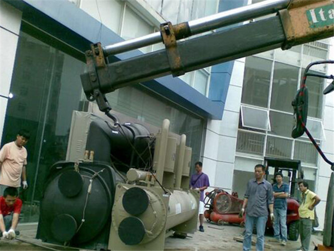 奉化区随车吊和汽车吊的核心区别是什么？哪种更省钱？